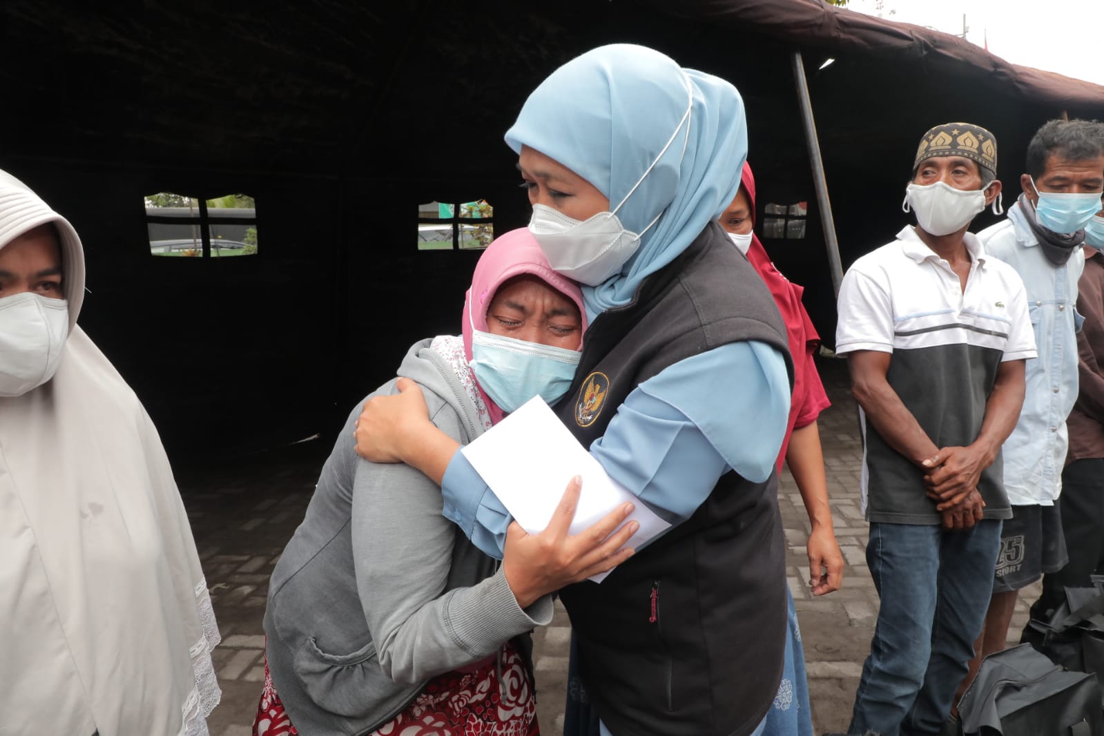 Kawal Penanganan Bencana Gunung Semeru, Gubernur Khofifah Ngantor di Lumajang