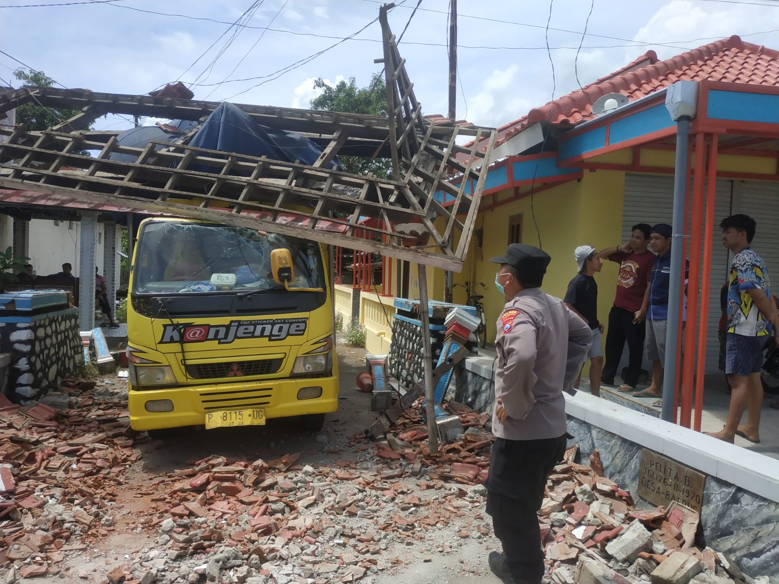 Ambyar! Gapura Desa di Ponorogo Hancur Diserondol Truk Muat Tembakau