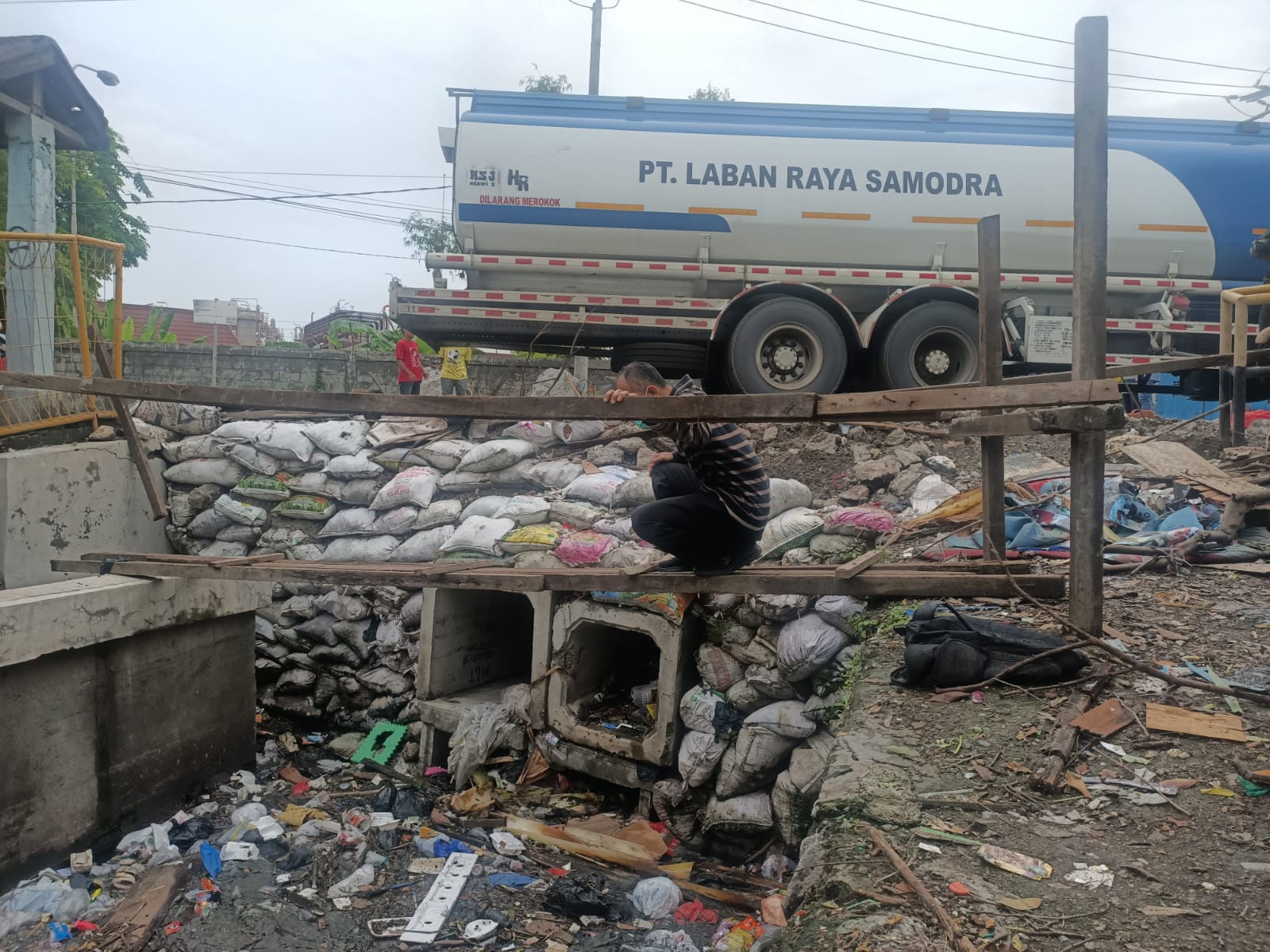 Dilanda Banjir Sehari Bisa Dua Kali Akibat Proyek Jembatan, Warga Lumpur Geram
