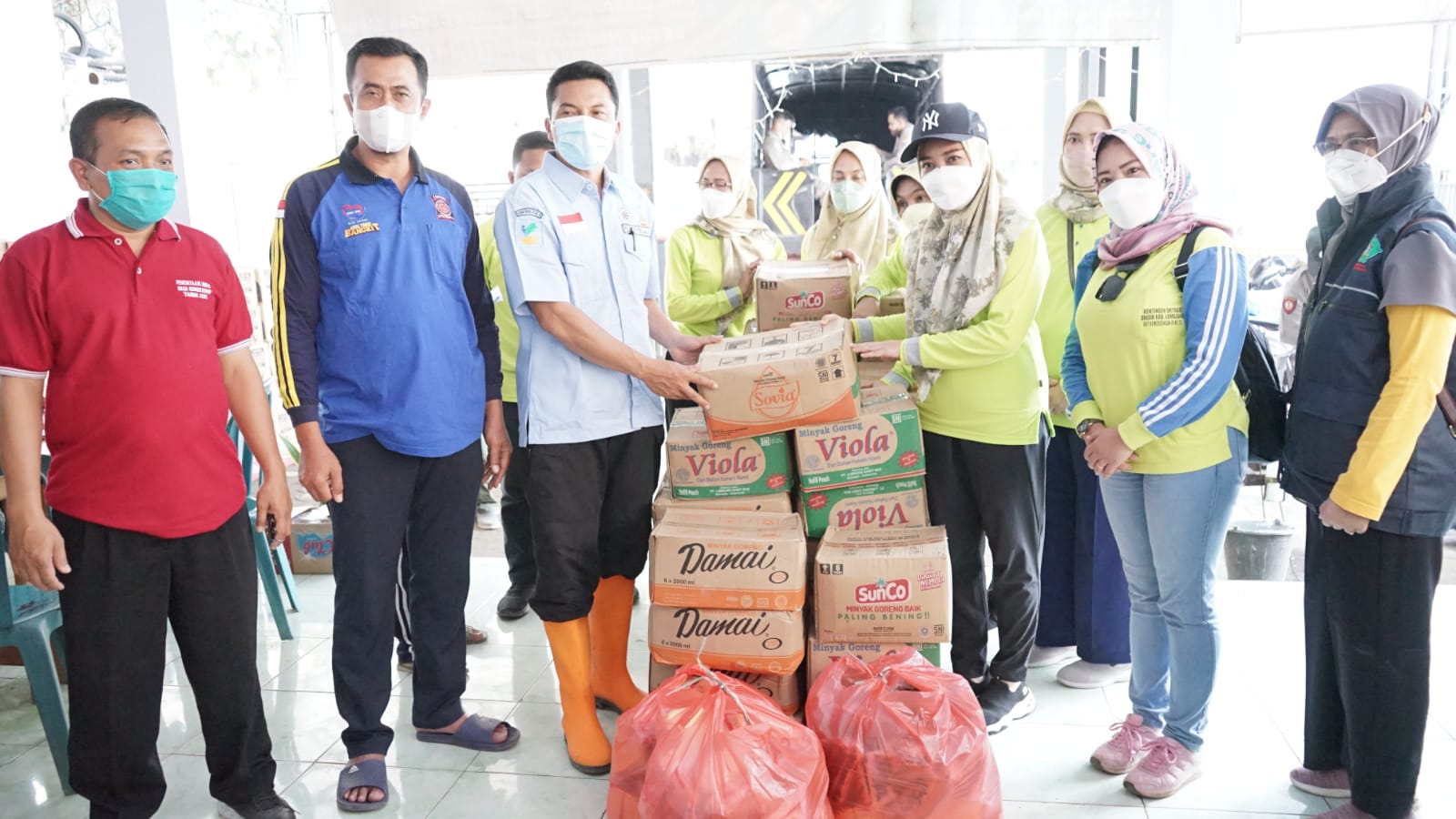 Ning Sasha Datangi Posko Pengungsian Erupsi Semeru Serahkan Bantuan Sembako dan Peralatan Dapur