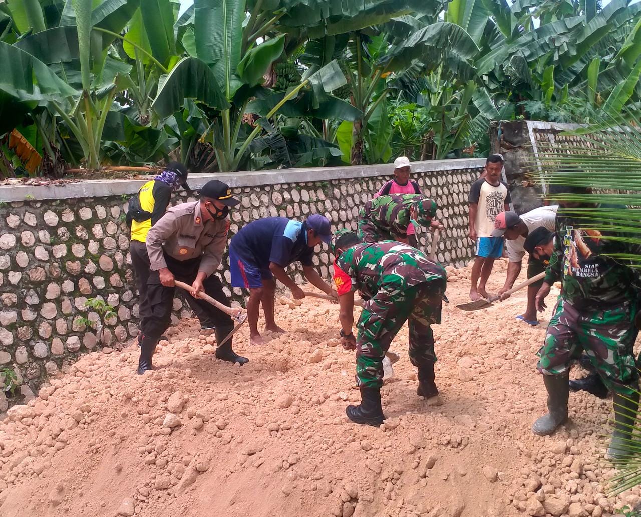 Aparat dan Warga Perbaiki Tanggul Ambles di Kanor Bojonegoro