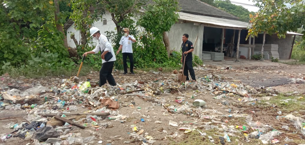 Banjir Rob di Pulau Bawean Sempat Tutup Akses Jalan Lingkar Bawean Selama 2 Jam