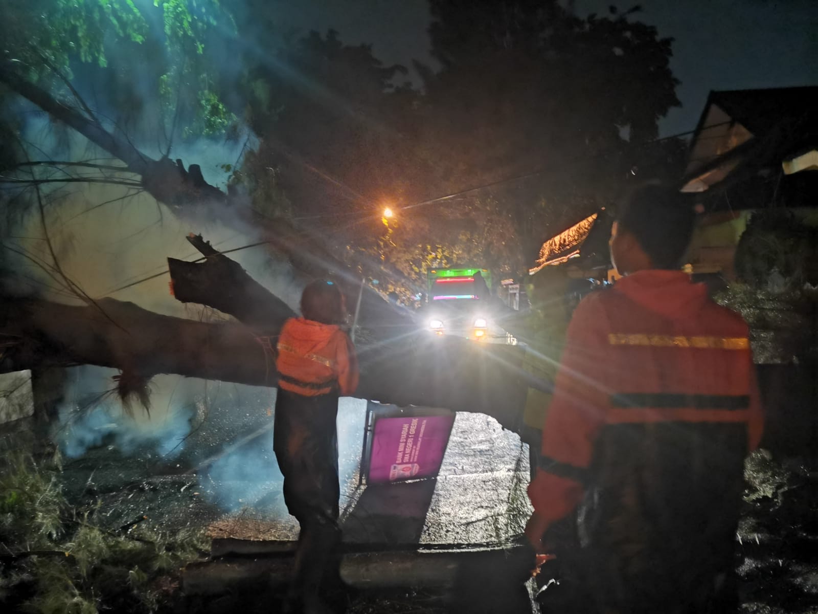 Proyek Drainse Bikin Banjir dan Pohon Tumbang di Jalan Arif Rachman Hakim Gresik