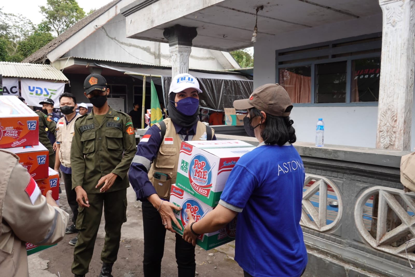 ASTON Inn Gresik Bantu Peralatan Medis hingga Sembako kepada Korban Erupsi Gunung Semeru
