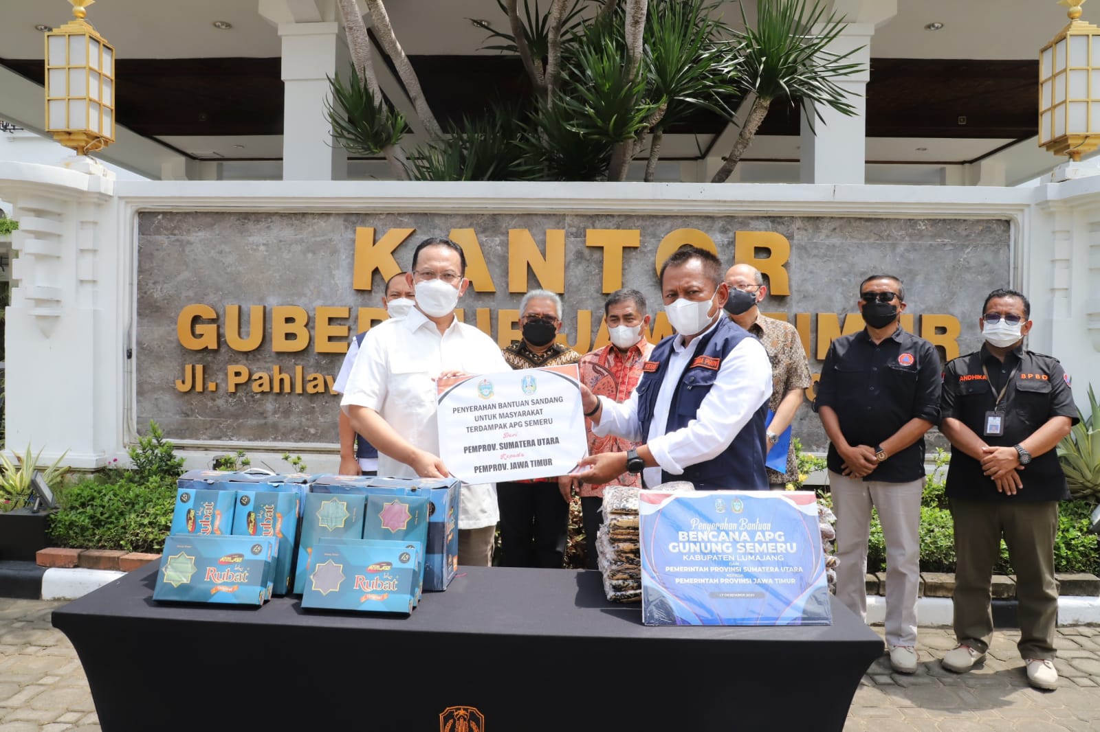 Pemprov Jatim Terima Bantuan Ribuan Alat Sholat dari Sumut Untuk Korban Erupsi Semeru