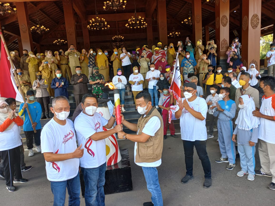 Bupati Ponorogo Terima Pawai Obor Pesonas 2022