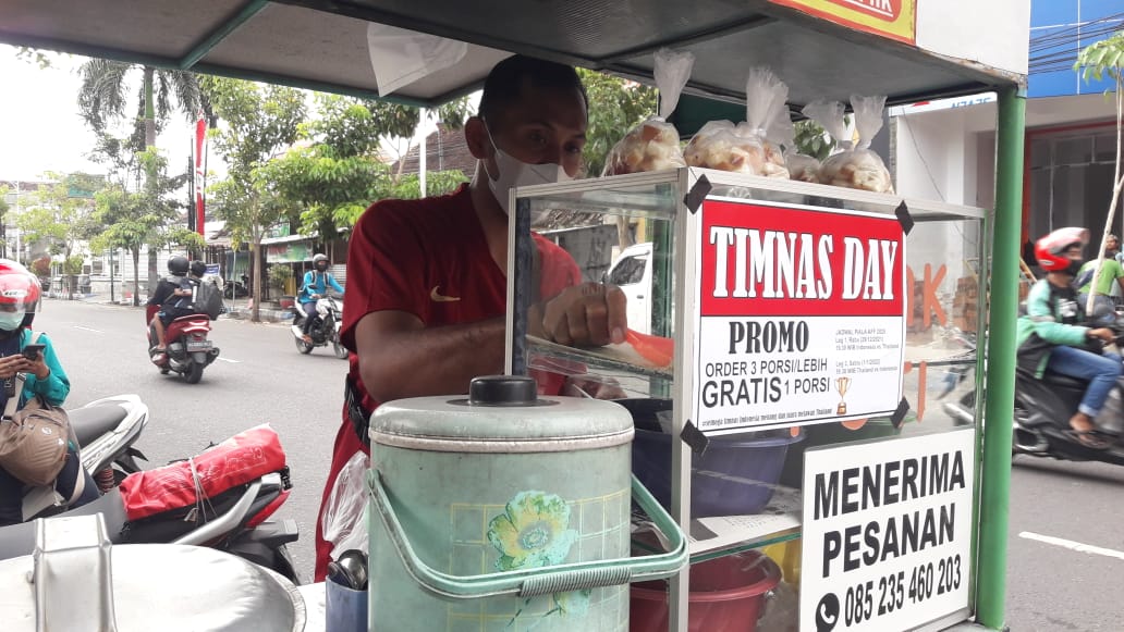 Timnas Day, Pedagang Kolak Roti Tulungagung Bagi-bagi Bonus untuk Pembeli