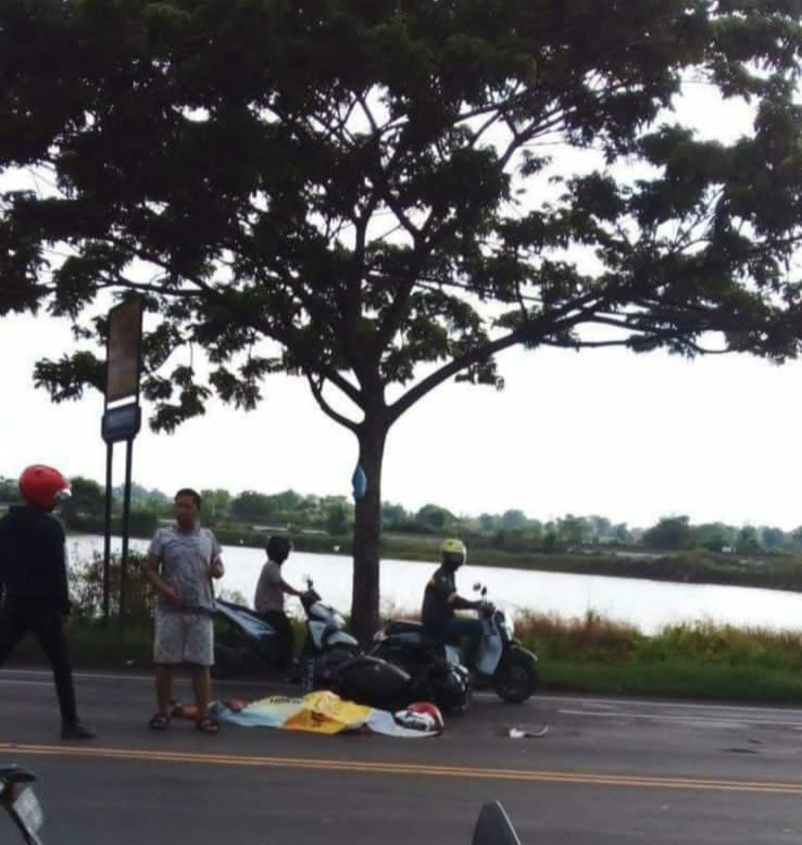 Ngebut Salip Kiri, Pegawai Pabrik Mie Meregang Nyawa di Jalan Raya Duduksampeyan