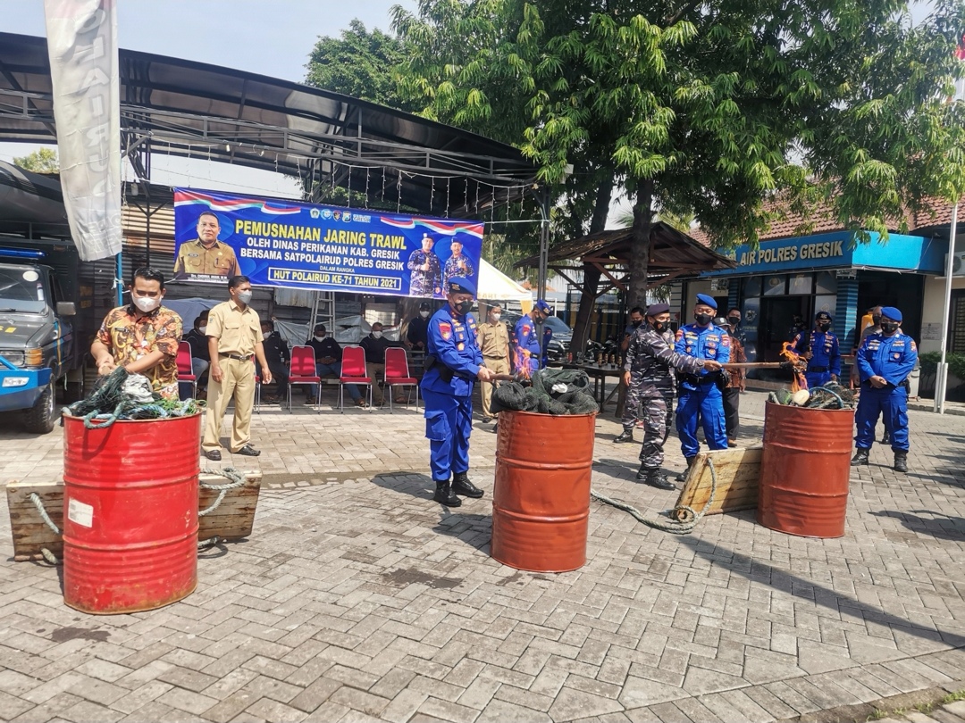 Momen HUT ke 71, Polairud Gresik Lakukan Pemusnahan BB Jaring Trawl
