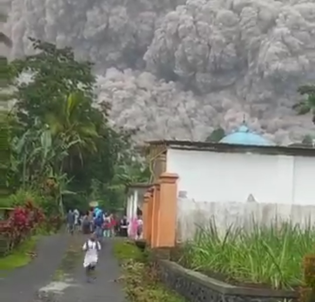 Gunung Semeru Erupsi, Warga Sekitar Lereng Panik Selamatkan Diri