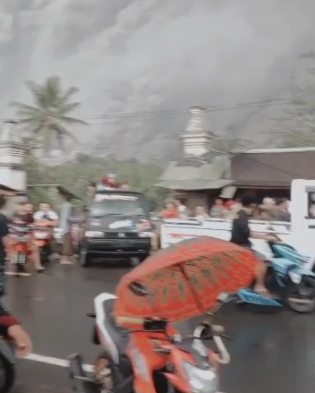 Satu Orang Meninggal Akibat Erupsi Semeru, 10 Orang Masih Terjebak Lumpur Tunggu Evakuasi