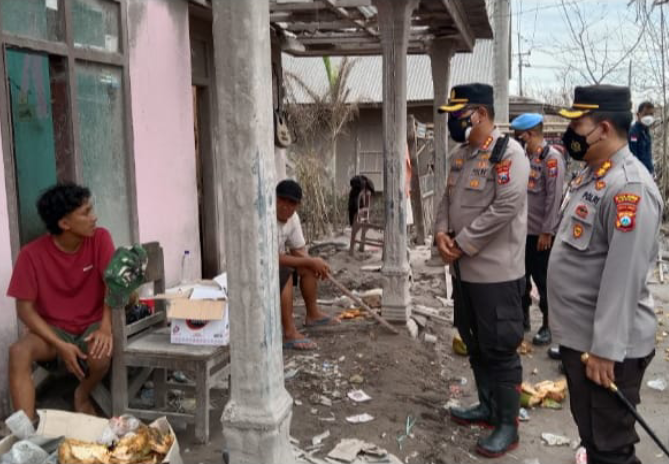Kapolresta Sidoarjo dan Gresik Serahkan Bantuan di Pengungsian Korban Erupsi Semeru