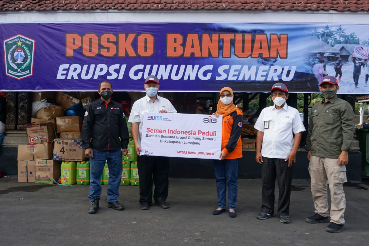 SIG Salurkan Bantuan Bahan Makanan dan Perlengkapan Untuk Korban Erupsi Gunung Semeru