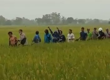Maling Motor Babak Belur Dihajar Massa di Tengah Sawah