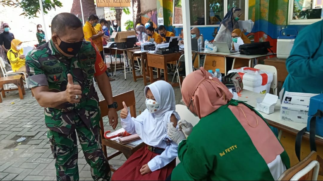 Ditunggui Babinsa Surabaya Utara, Vaksin Anak di SDN Kemayoran Berjalan Lancar