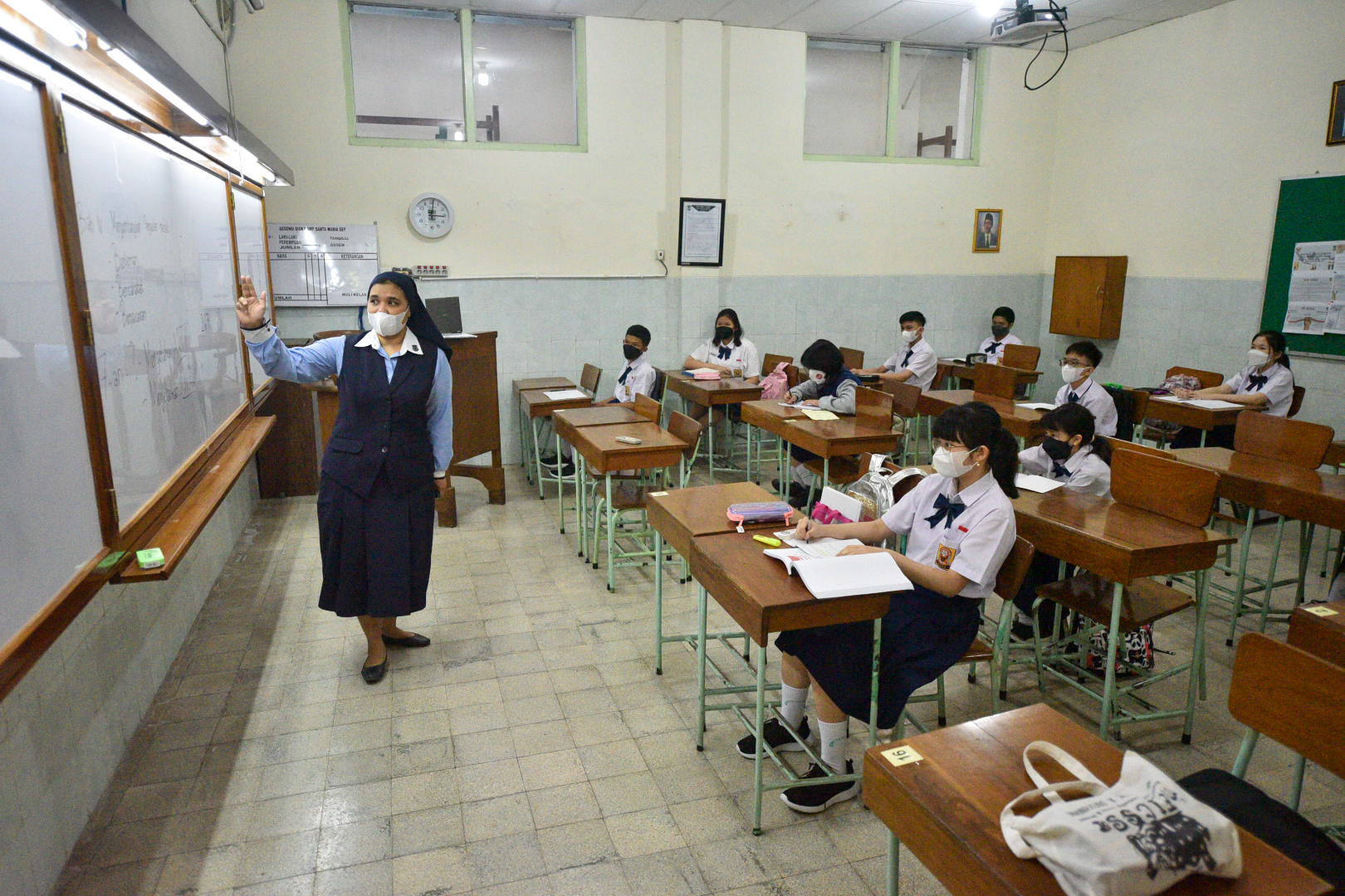 Bahagianya Siswa di Surabaya Masuk Sekolah dan Bertemu Teman