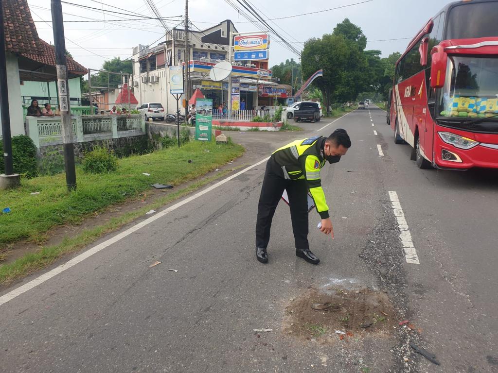 Pengendara  Motor Matic di Ponorogo Tewas Ditabrak Mobil Pikap