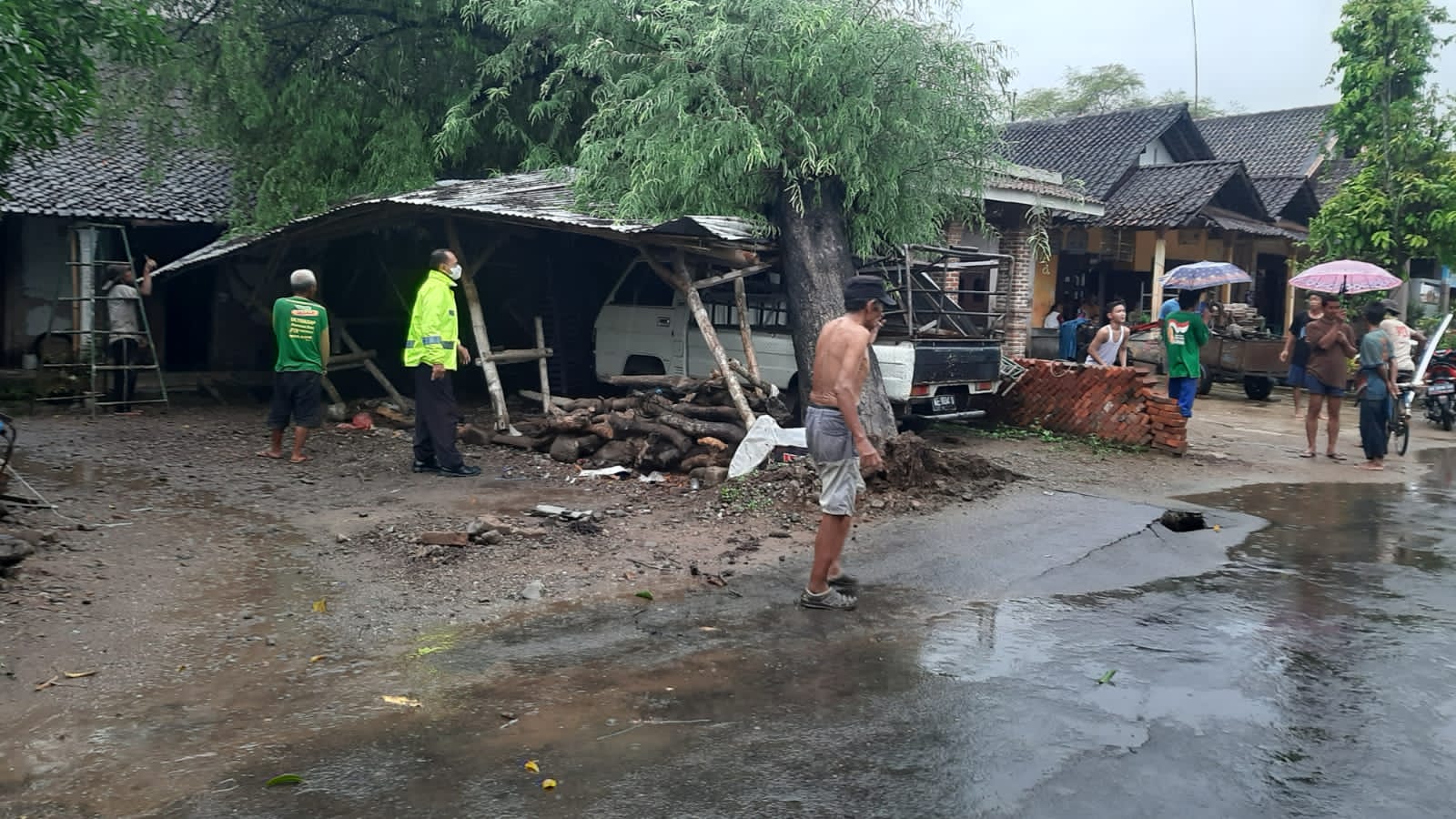 Pohon Asem Berusia Puluhan Tahun Tumbang, 2 Rumah di Ponorogo Rusak