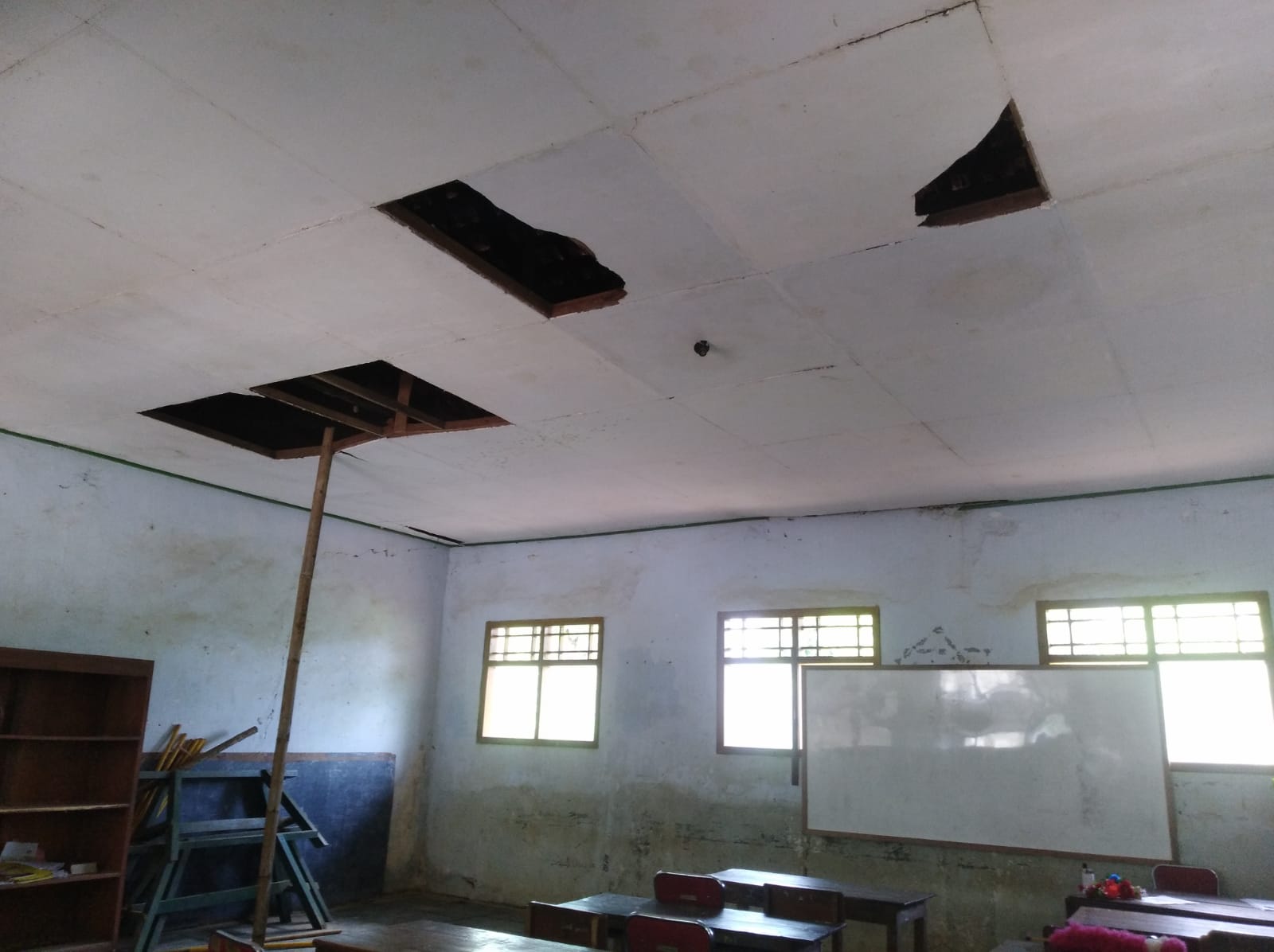 Atap Rusak Disangga Bambu, Kondisi Gedung SDN 2 Karangpatihan Ponorogo Memprihatinkan