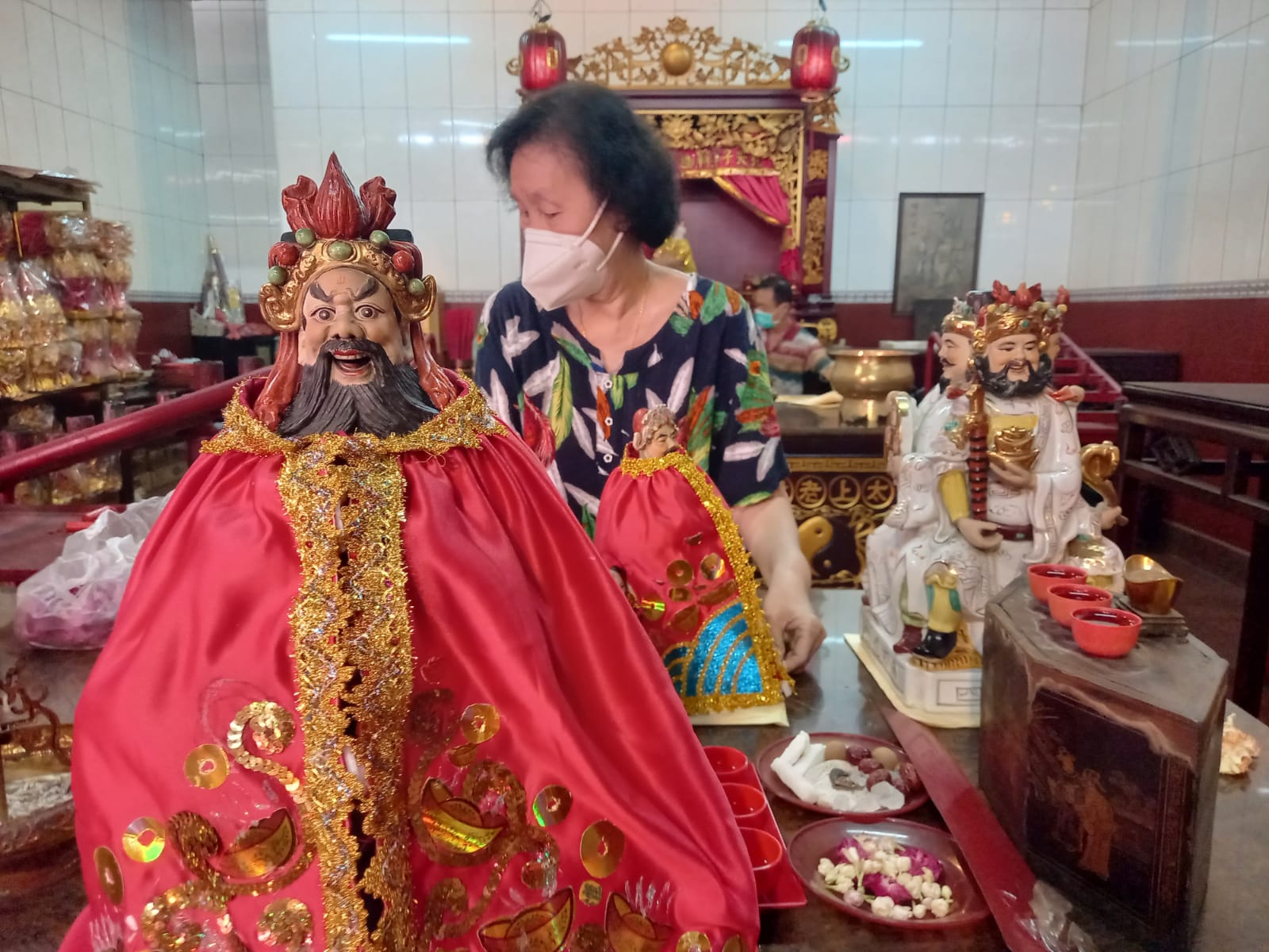Menjelang Perayaan Imlek TITD Kim Hin Kiong Gresik Dibersihkan