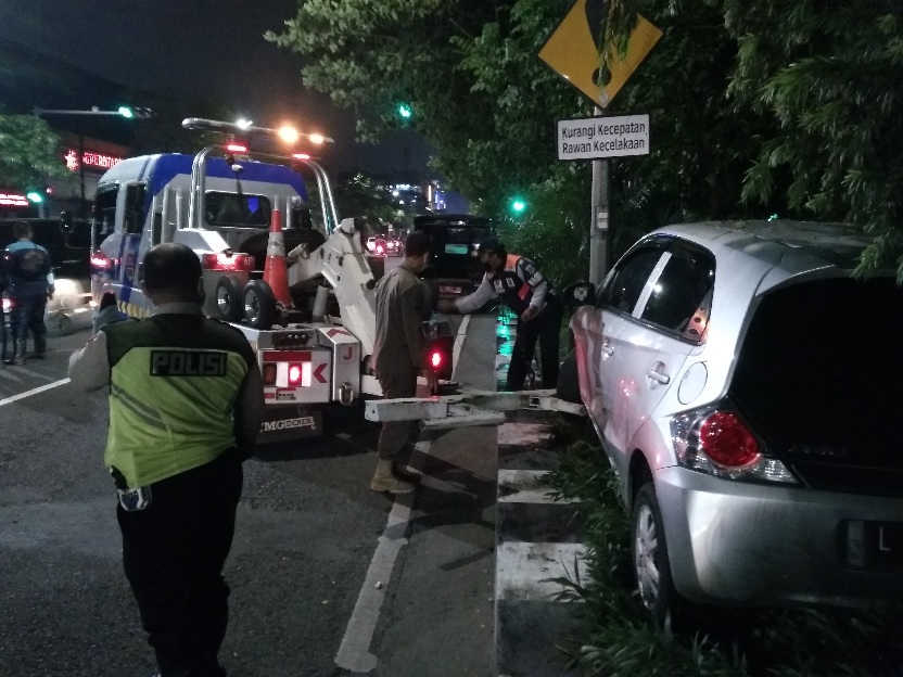 Penyakit Kambuh, Pengendara Mobil di Surabaya Senggol Motor Lalu Tewas Tabrak Pohon