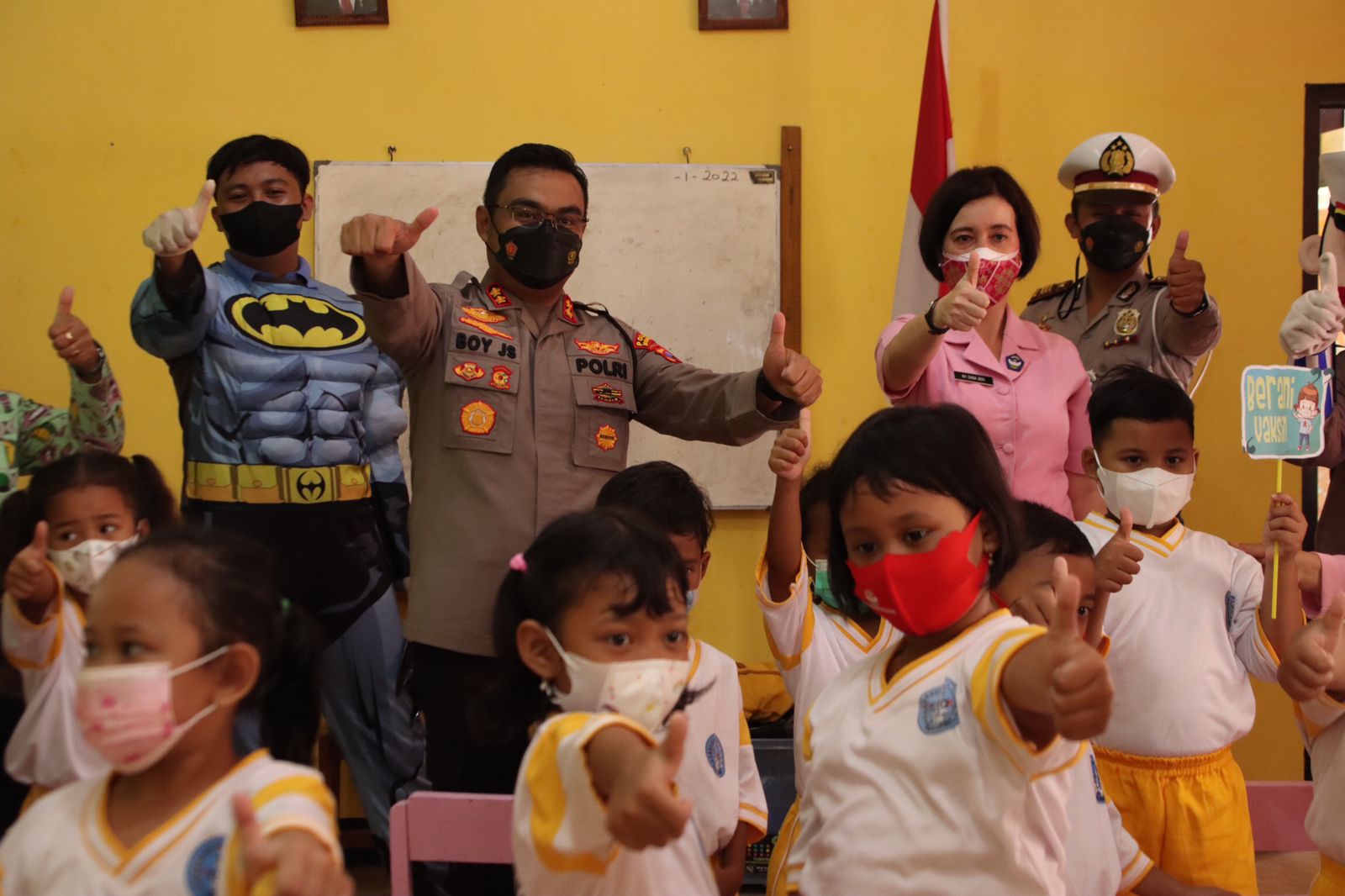 Kapolres Nganjuk Unjuk Kebolehan Bersama Super Hero dalam Vaksinasi Anak TK