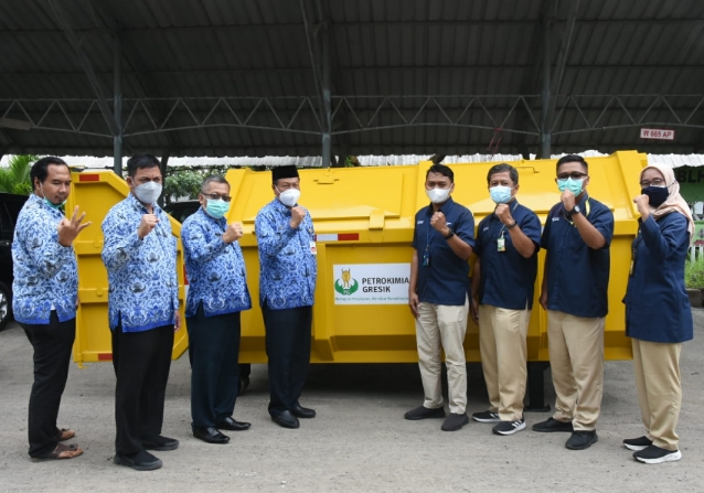 Komitmen Kelola Lingkungan, Petrokimia Gresik Serahkan Bantuan Container Sampah ke Pemerintah Daerah