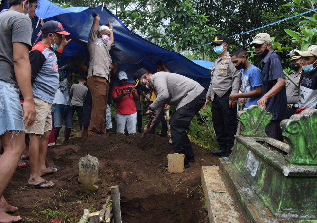 Kapolresta Sidoarjo Jemput dan Makamkan TKW Asal Lumajang yang Tenggelam di Malaysia