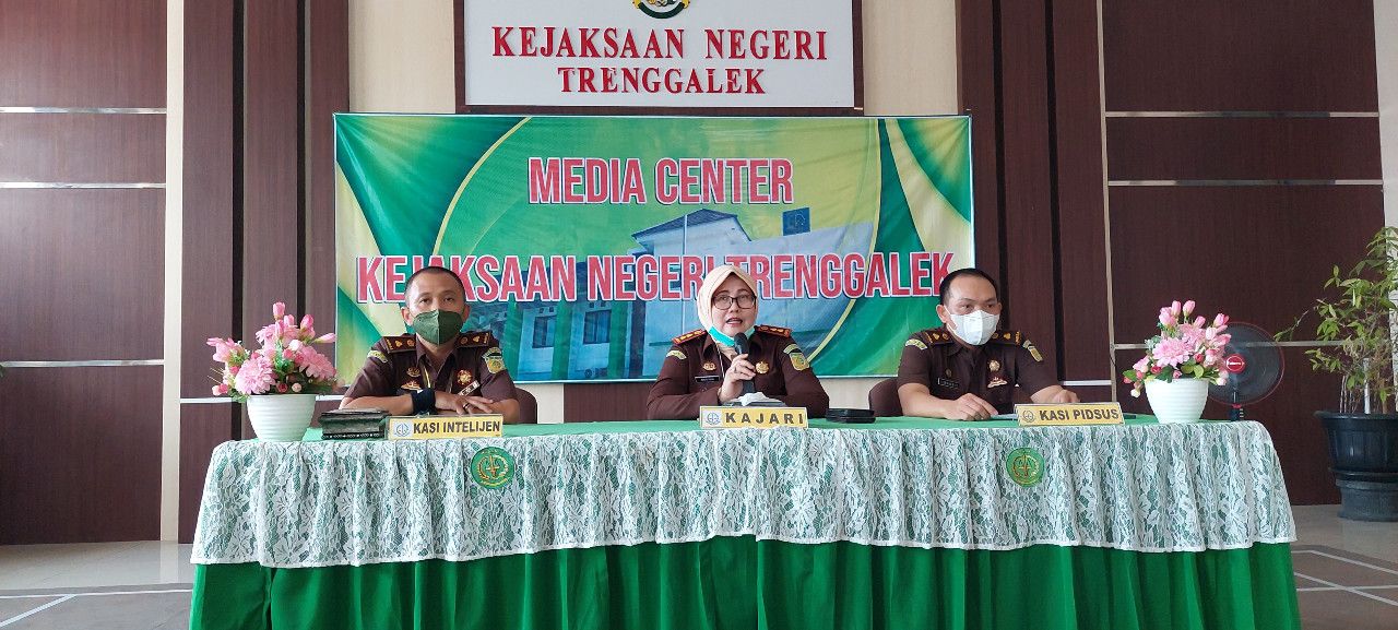 Dua Tersangka Korupsi Dana Desa Ditahan Kejari Trenggalek