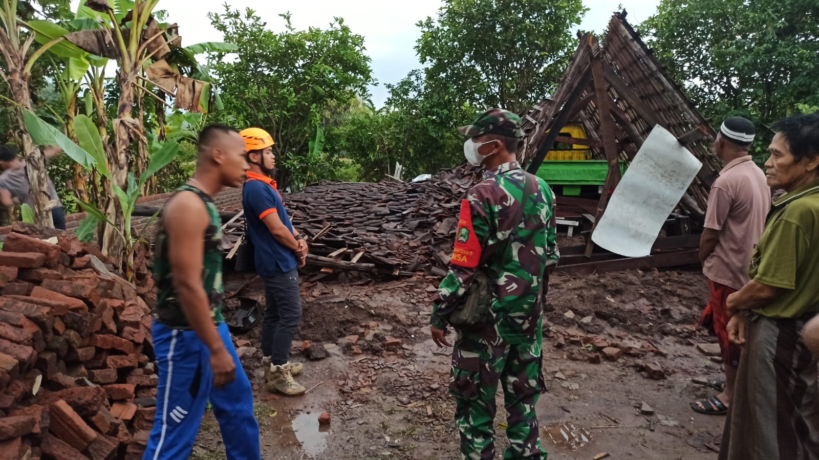 Pemilik Rumah dan 2 Tukang Bangunan Terluka Tertimpa Rumah Yang Ambruk di Magetan