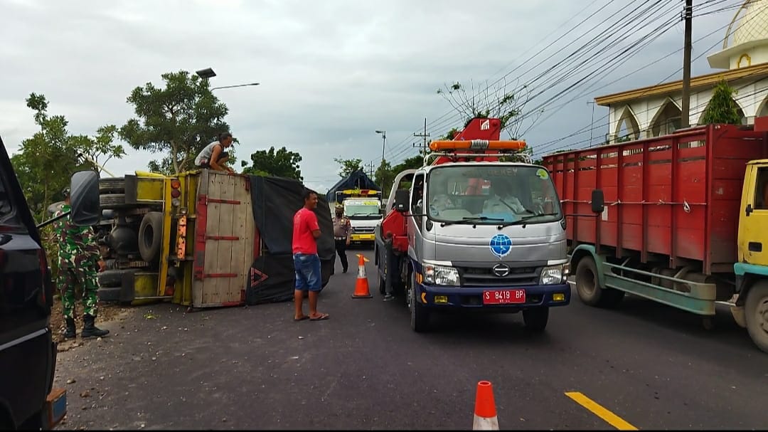 Truk Muatan Buah Naga Terguling, Jalan Nasional Bojonegoro-Babat Macet Hingga 4 KM