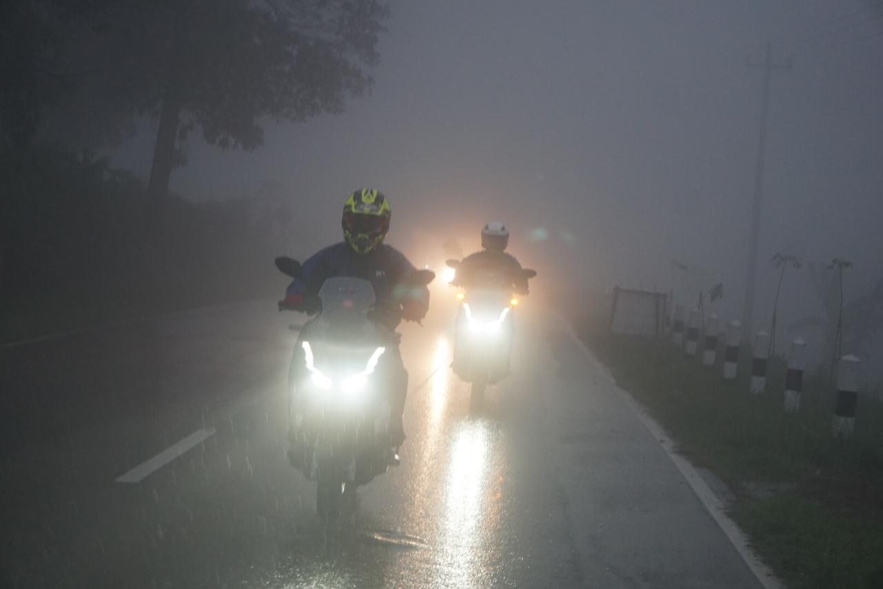 Begini Tips Berkendara Aman Saat Hujan dan Banjir Pakai Honda