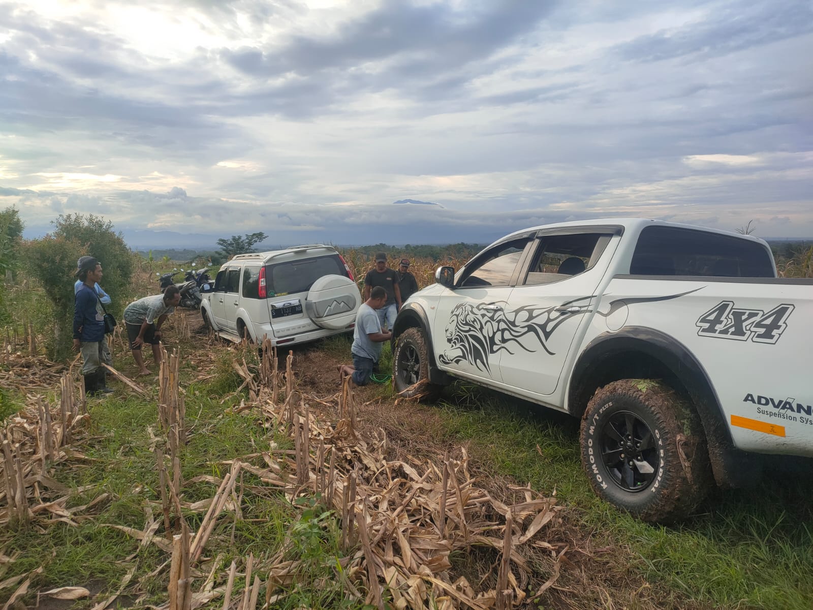 Mobil Sport Tersesat di Area Persawahan Milik Warga Babadan, Ngakunya Terjebak
