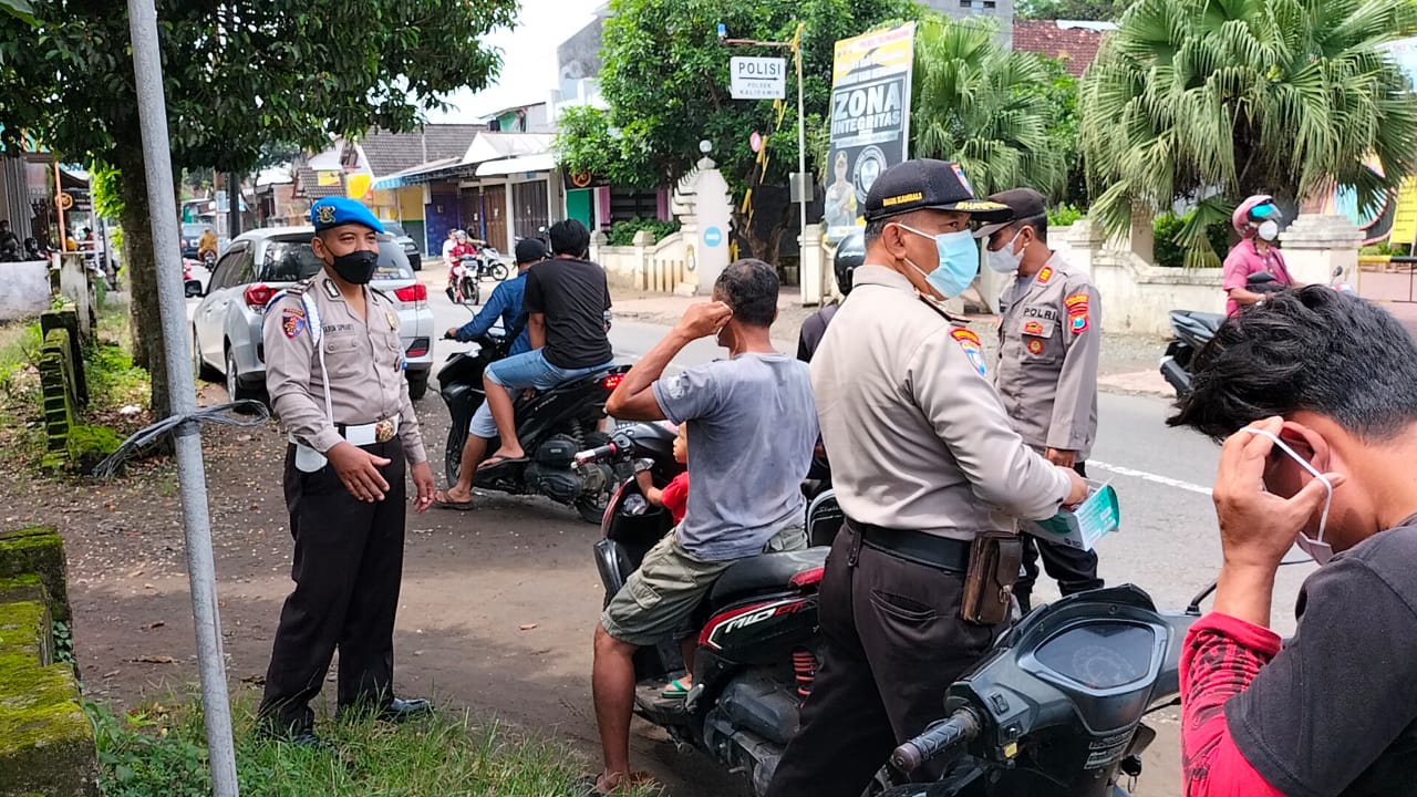Cegah Omicron Meluas, Polsek Kalidawir Tulungagung Razia di Jalanan Desa