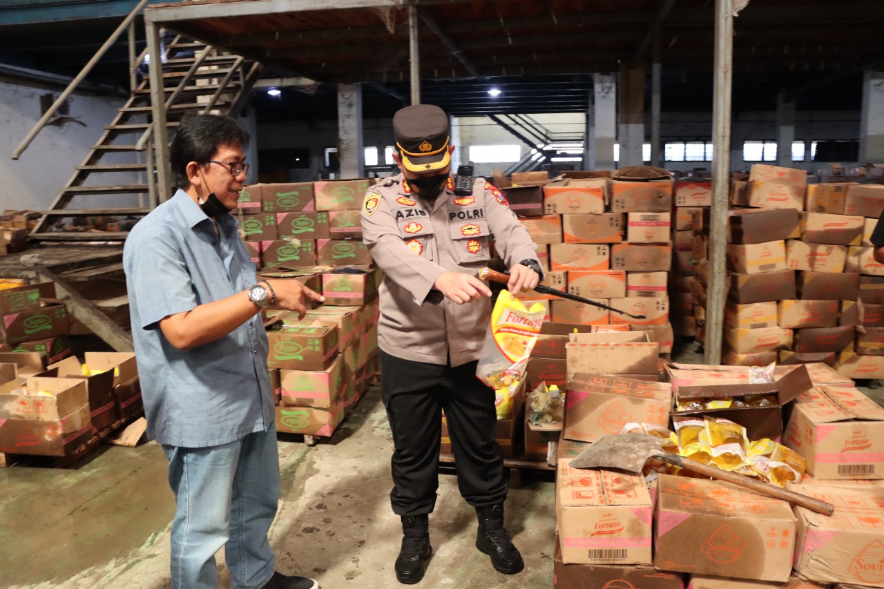 Tinjau Gudang Minyak Goreng, Kapolres Gresik :  Stok Aman Tidak Ada Penimbunan