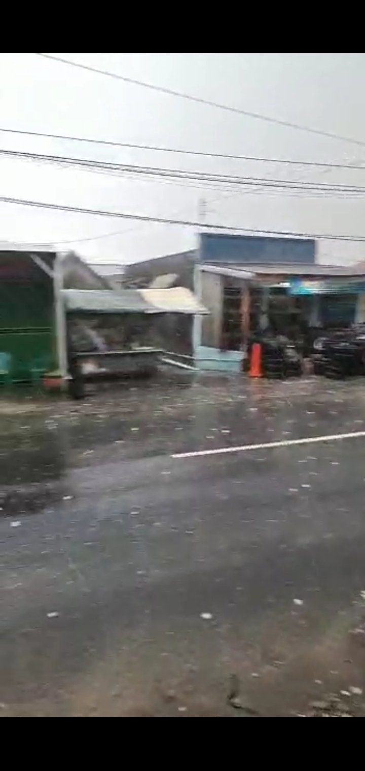 Sejumlah Wilayah di Surabaya Diguyur Hujan Es