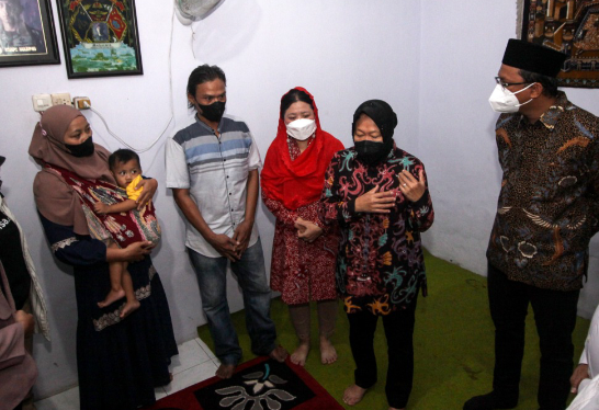 Kemensos Ulurkan Bantuan Kepada Orang Tua Anak Tanpa Anus di Sidoarjo