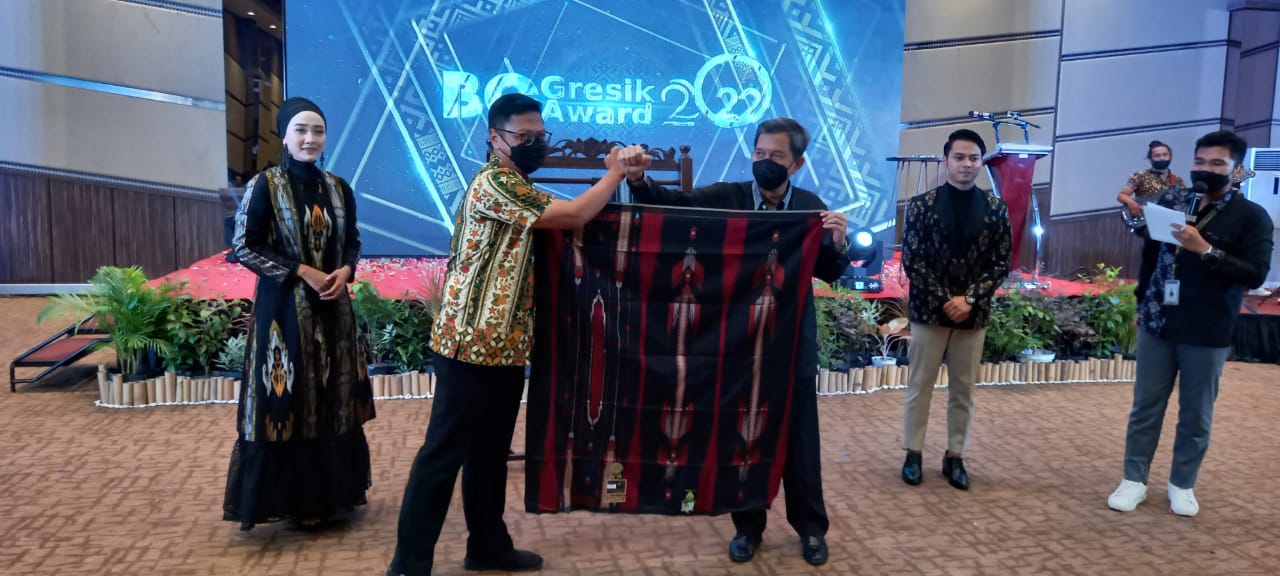Sarung Tenun Desa Wedani Pilihan Bupati Gresik dan Kakanwil Bea Cukai Jatim I Dilelang