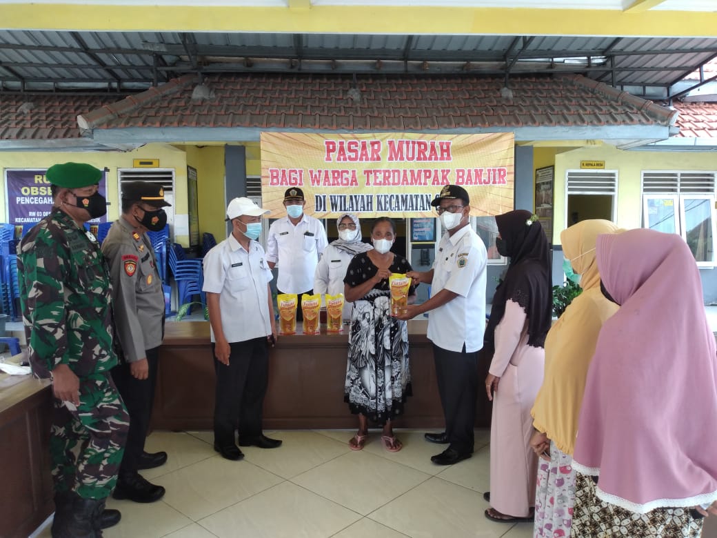 Pemkab Gresik Bagikan Minyak Goreng Murah Kepada Warganya