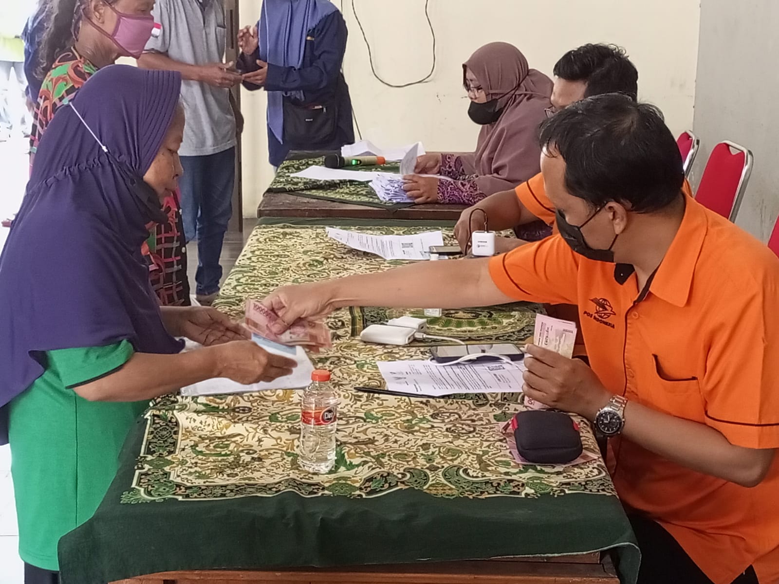 Warga Menunggu Berjam-jam, Penyaluran BPNT Tunai Lewat PT Pos Malang Molor