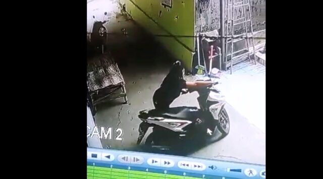 Gendong Anak, Suami Istri Ini Berbagi Peran Curi Sepeda Motor Karyawati Konter