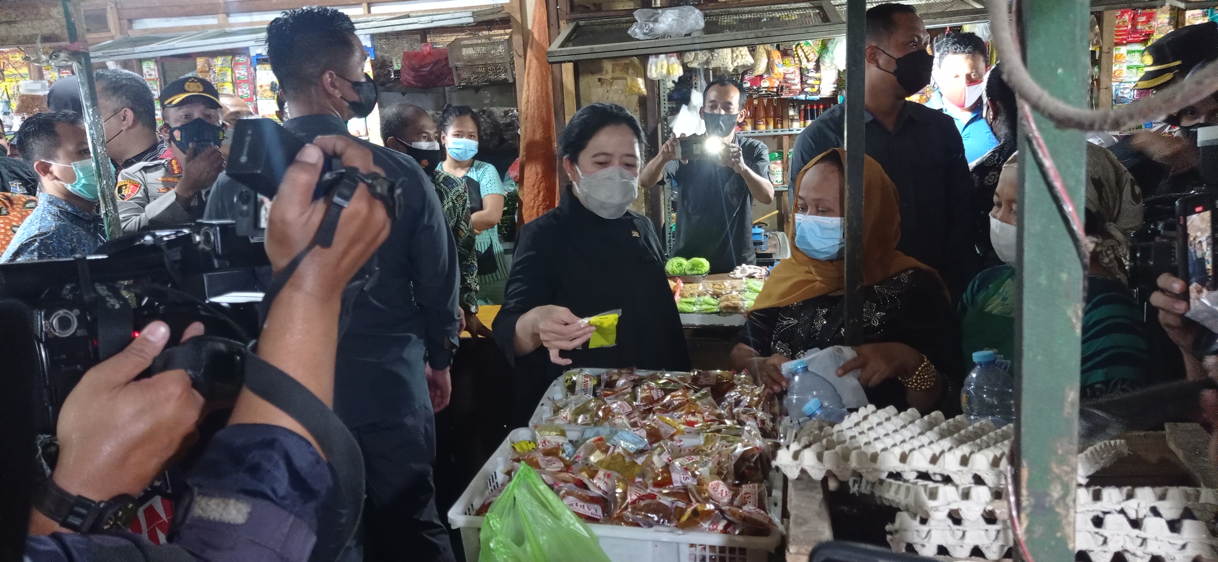 Puan Maharani Borong Tahu-Tempe di Pasar Tambahrejo