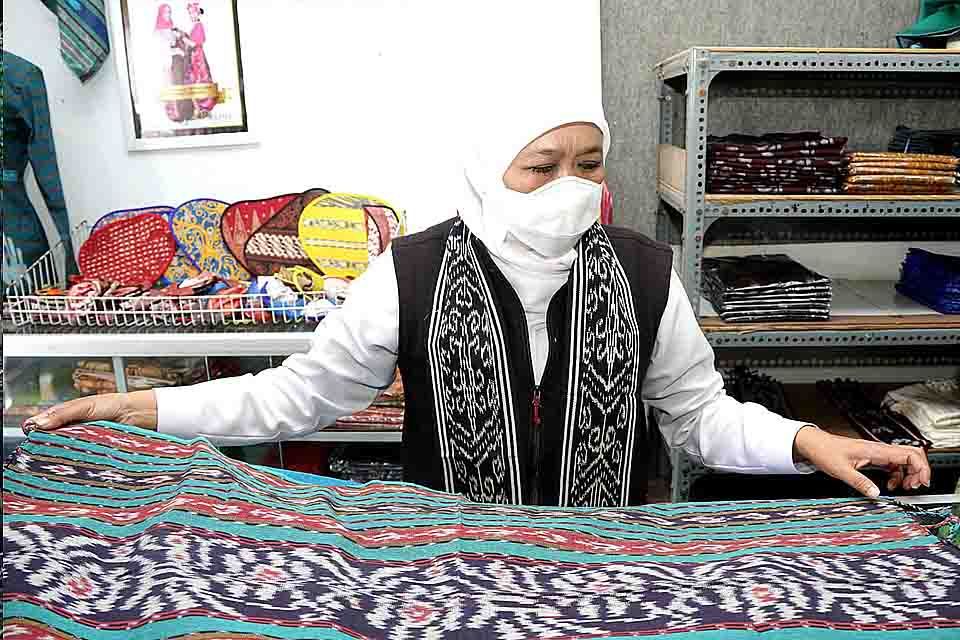 Gubernur Jatim Usulkan Kampung Tenun Ikat  Desa Parengan Lamongan Jadi Desa Devisa