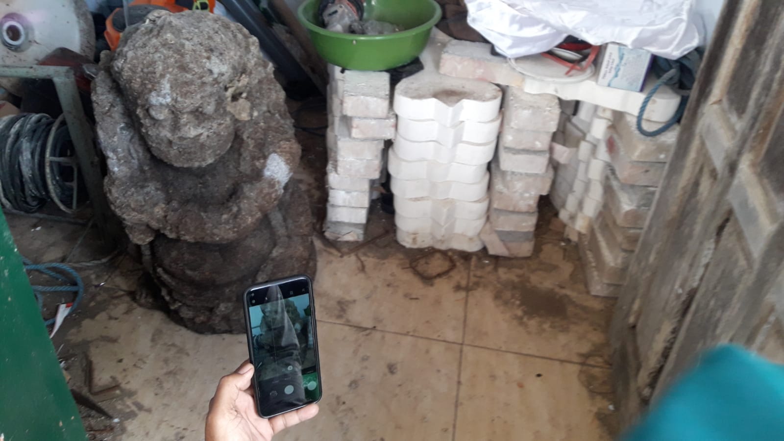Pekerja Proyek Pembangunan Masjid di Tulungagung Temukan Arca  Dwarapala Tengkurap