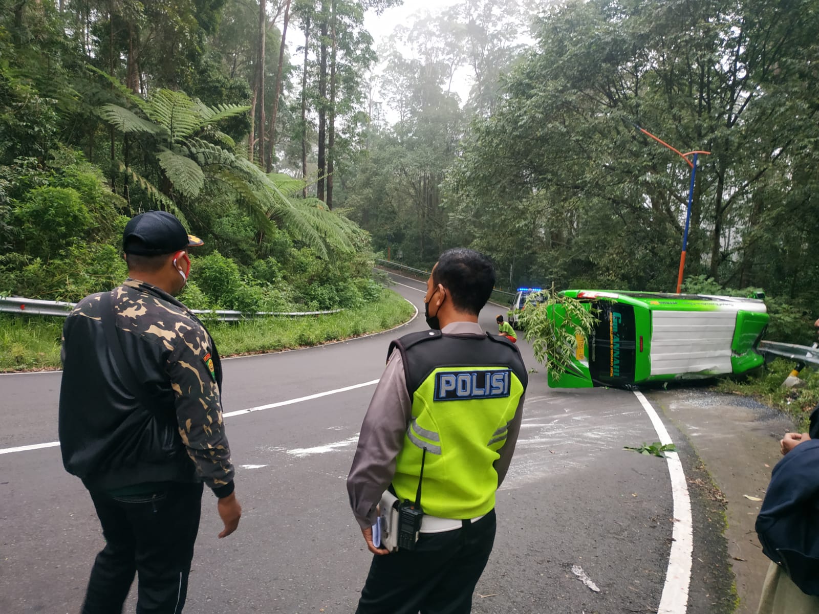 Rem Blong, Minibus Rombongan Ponpes Asal Sidoarjo Tergelincir di Magetan