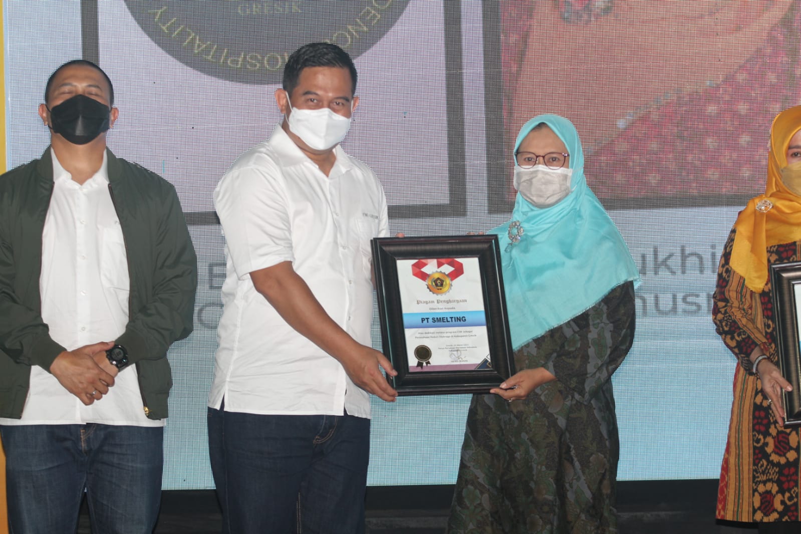 Getol Membantu Penyediaan Sarana Olah Raga di Gresik, PT Smelting Mendapat Penghargaan dari PWI Gresik