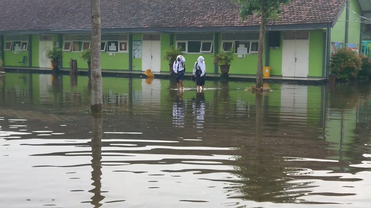 Halaman Sekolah Banjir, Pelajar  SMP di Tulungagung Belajar Secara Online