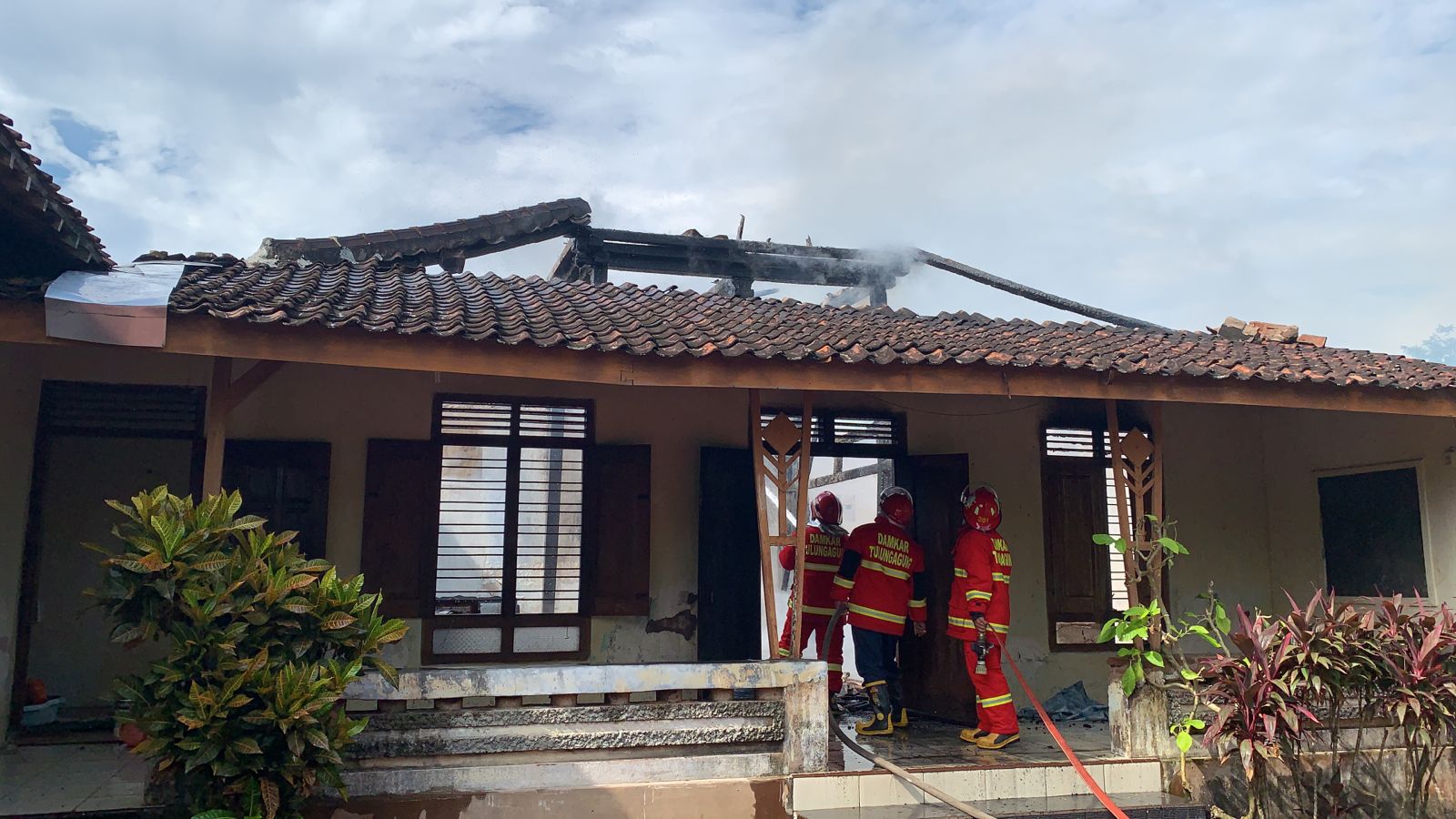 Akibat Mesin Jahit Korslet, Rumah Warga Tulungagung Ludes Terbakar
