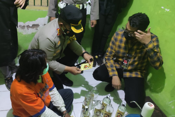 Poisi Sidoarjo Gerebek Home Industri Miras Oplosan di Kecamatan Krembung
