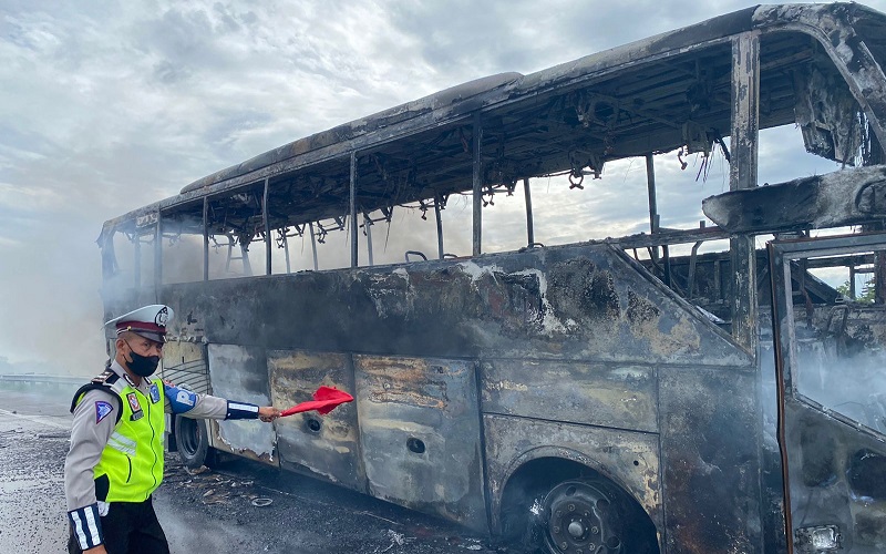 Lagi Bus Peziarah Kecelakaan di Tol,  Kali Ini Bus Mubarok Terbakar di Ruas Pandaan